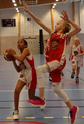Supertjejerna in action i den avslutande träningsmatchen mot F09