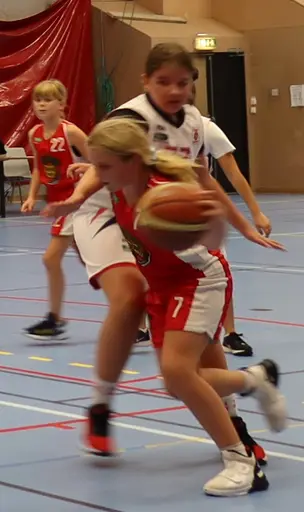 Emma snurrar bort en Täbyspelare