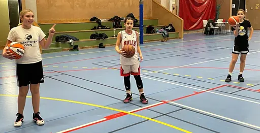 6 tjejer trotsade snöyran och hade extra rolig träning med bla "olika bollar i synk" och "3 liv"