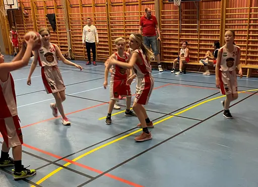 Högt tempo i Runan! Supertjejerna bjöd på ett kompakt försvar och ett flygande anfallsspel!