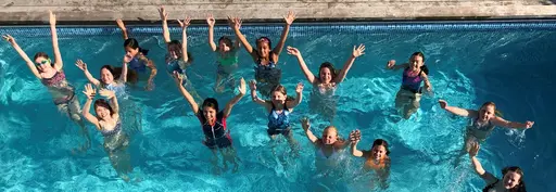 Supertjejerna i full fart i Edsbergshallen samt i badet!