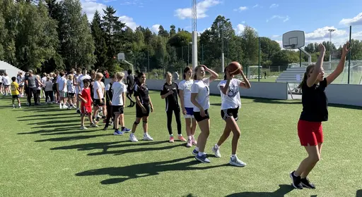 Supertjejerna spelar 3 mot 3 i sommarsolen på Vibyplanen!