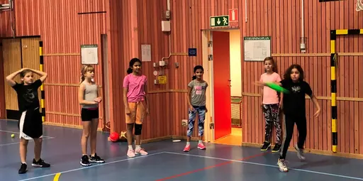 Ingen Telgecup tyvärr på Höstlovet - men supertjejerna hade lite kul ändå med längdkastning av olika "boll"typer!