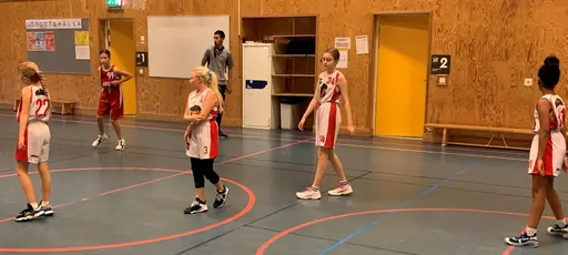 Högt tempo och tufft i Spångahallen!