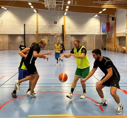 Full fart och väldigt rolig basket i Edsbergshallen!