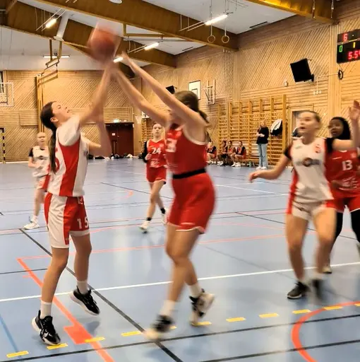 Röda laget efter segern mot Frysen U15 Nivå 1 och Vita in action mot Duvbo i U15 Nivå 2
