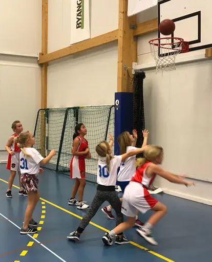Jämn match mot Harem, tack för matchen, Miriam i full fart, bra försvarsspel mot Spånga.