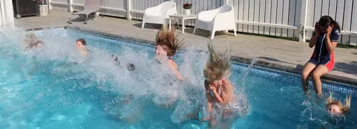 Supertjejerna i full fart i Edsbergshallen samt i badet!