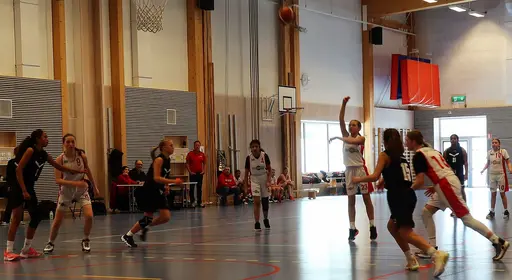 Supertjejerna i Vita laget vinner en jämn fight mot Frysen