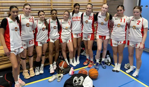 Röda laget efter segern mot Frysen U15 Nivå 1 och Vita in action mot Duvbo i U15 Nivå 2