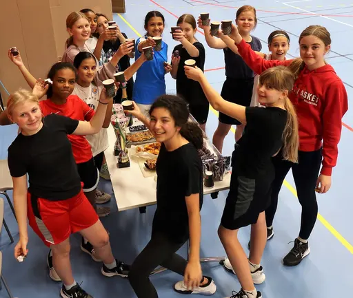 Guldpokalerna med medaljerna, segerskål!