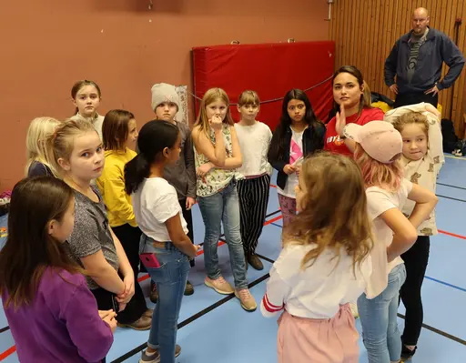 14 supertjejer kikar på "stortjejerna" FU17 som slog Fryshuset, prat med damlagstränare Janice, Pizza o filmkväll (stort TACK till Jonnas familj som var värdar)