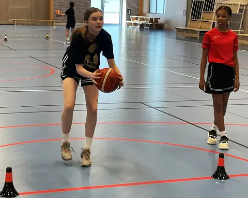 På matchfria helgdagar kör vi "Skotträning special"; mycket teknik o detaljer samt Beat-the-Pro (Se särskild tab)
