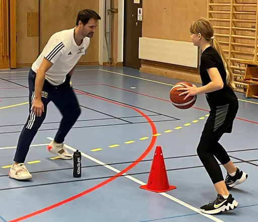 Vår chefstränare Mats Levin gästade med massor av roliga (o nyttiga!) övningar - superuppskattat av supertjejerna!!
