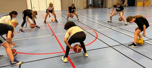 Tjejerna sjunger för Freja, bollning och coola moves med Calle, spel samt lite dunkshow.