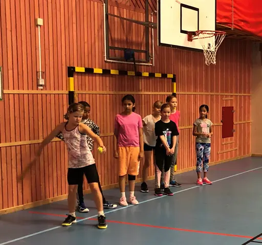 Brännboll som uppvärmning! F10s långkastarmästarinna: Louise!