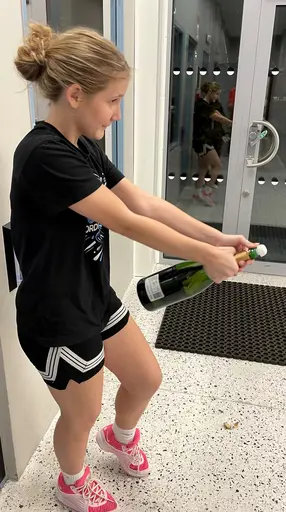 Lisa ploppar bubblet (Pommac) och supertjejerna firar framgångarna i Södertälje med fika, godis o bubbel