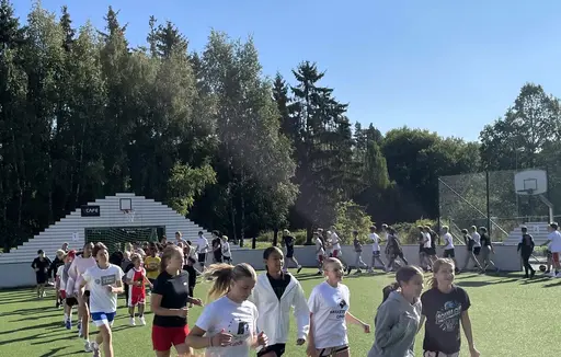 Supertjejerna spelar 3 mot 3 i sommarsolen på Vibyplanen!