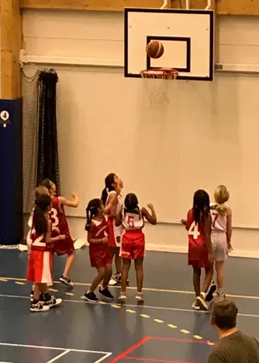Jämn match mot Harem, tack för matchen, Miriam i full fart, bra försvarsspel mot Spånga.