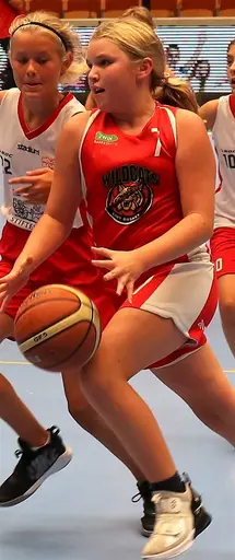 Emma visar mot både Högsbo o Lugi hur man gör en vänsterlayup!