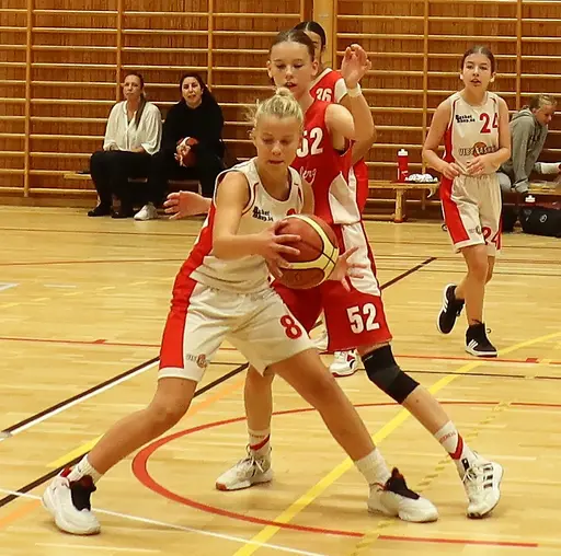 Supertjejerna var indelade i 2 jämna lag som båda tog A-Brons!