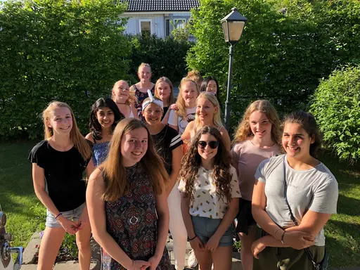 19/5-2018: Fantastiska 04orna överraskade Amelie o Elin med en supermysig picknick hos T där ALLA var med. Plus att de fick lite presenter också. Otroligt mysig kväll!