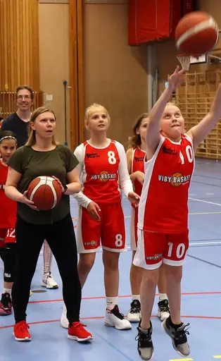 Supertjej mot sin egen förälder!
