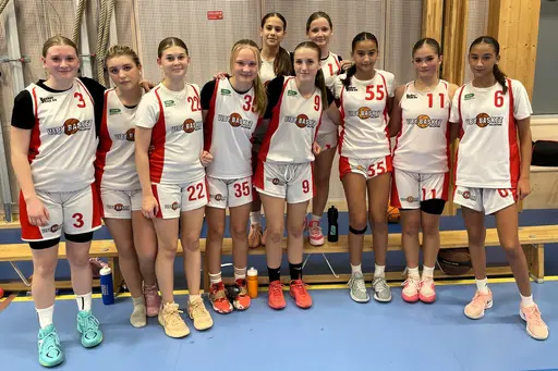 Röda laget efter segern mot Duvbo, Vita mot Central och en del bilder från Täbymatchen