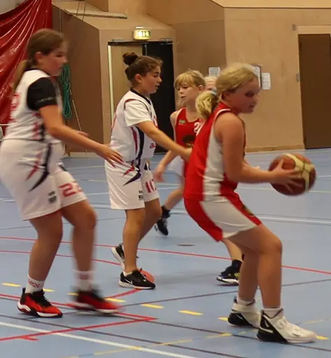 Emma snurrar bort en Täbyspelare
