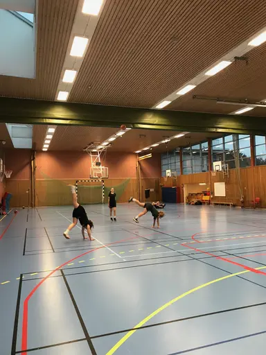 1/11-2018: Under veckan har ett glatt gäng hängt i hallen och taggat upp inför Telge. Morgonträningar med Marco och Elliot samt kvällsträningar som vanligt, ett riktigt härligt lov med massa basket!