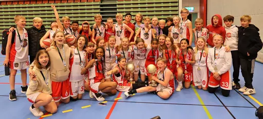 Lagen tackar varandra efter finalen, touch bucklan, F10 + P10 som båda vann guld! Publiken hyllar P10 (som vann en jämn final med 2p)