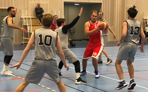 David omringad, Marcus skjuter, födelsedags"barnet" Fredrik i attack!