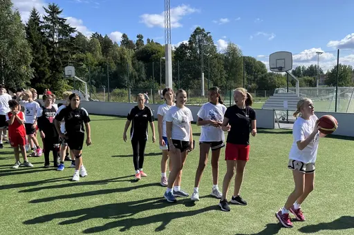 Supertjejerna spelar 3 mot 3 i sommarsolen på Vibyplanen!