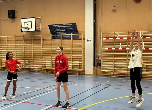 6 tjejer trotsade snöyran och hade extra rolig träning med bla "olika bollar i synk" och "3 liv"
