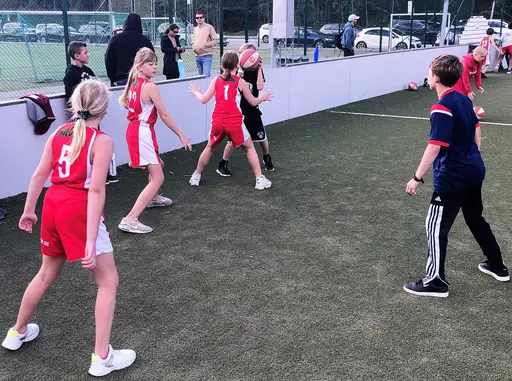 Intensivt 3 mot 3-spel på Vibyplanen, bad, fika o film!
