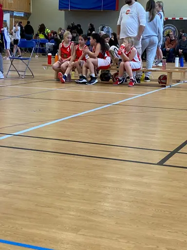 Hela laget samlat efter sista matchen, fokuserat försvar i första matchen, tack för första matchen, taktiksnack på bänken