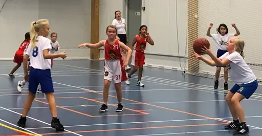 Jämn match mot Harem, tack för matchen, Miriam i full fart, bra försvarsspel mot Spånga.