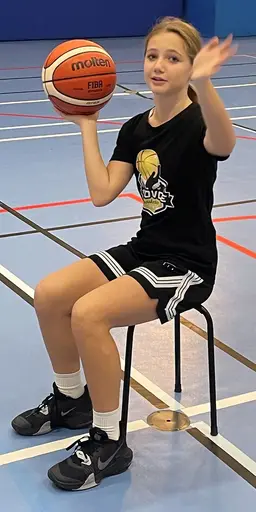 Skott från stol, med kon, Beat-the-pro och mycket mer! Fika som avslutning 😋