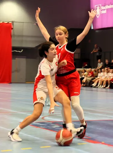 Röda laget - Silvertjejerna - in action i Vällingbyhallen mot Alvik och Duvbo