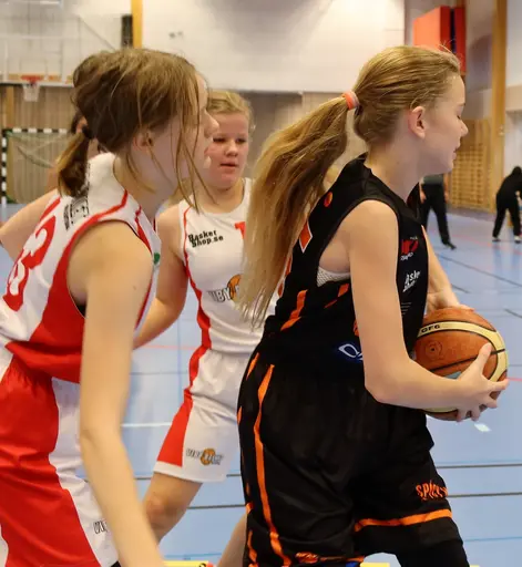 Vita laget besegrar FUBB