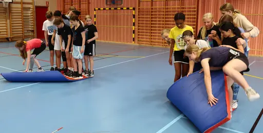 Vända matta, knuten, "rockringen", hoppet och pinnen!