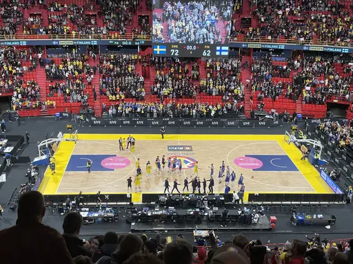 Supertjejerna hejar på Sverige (som vann!) bland 10 200 åskådare varav 310 från Viby! F10 kom även på storbild 😊