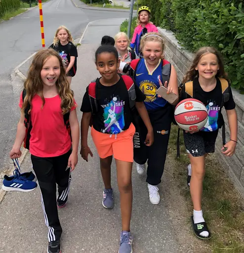 10 glada F10-supertjejer på Viby Baskets Daycamp!