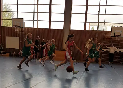 Intensivt för supertjejerna i Sollentuna Sporthall mot Alvik! (foto: Magdalena Olofsson)