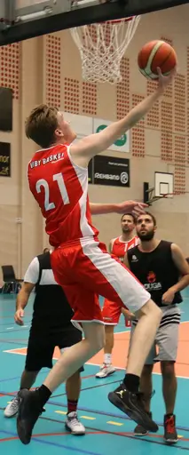 Elias gör en supersnygg move utmed baseline o skruvar i bollen mot Duga (Höst 2018, Fotograf Mats Anderson)