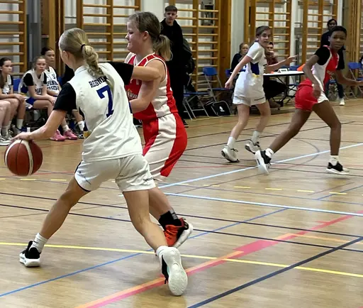 Vita laget besegrar Spånga i en jämn match!
