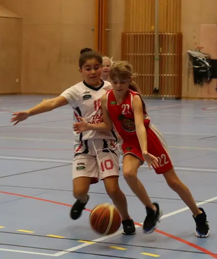 Intensivt i gamla Rotebrohallen mot Täby! (Foto: Veronica Wännman och Carina Höglund)