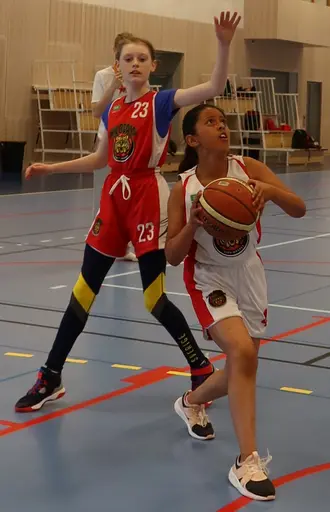 Supertjejerna in action i den avslutande träningsmatchen mot F09