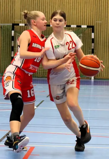 Supertjejerna spelar bländade basket mot Byn (från Luleå), Tureberg, Arvika och Skuru!