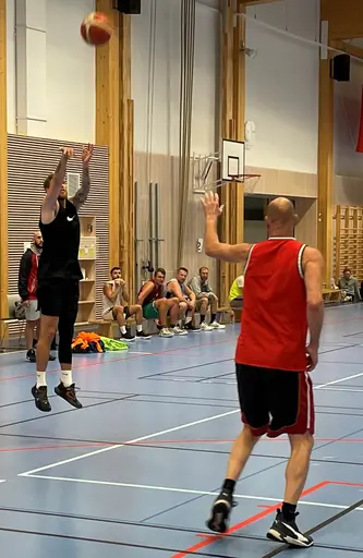 Premiär i Edsbergshallen för vårt Herr2-lag: Albin, Calle D, Elliot, Gabriel, Lukas, Magnus, Nicklas, Oskar o Samuel
